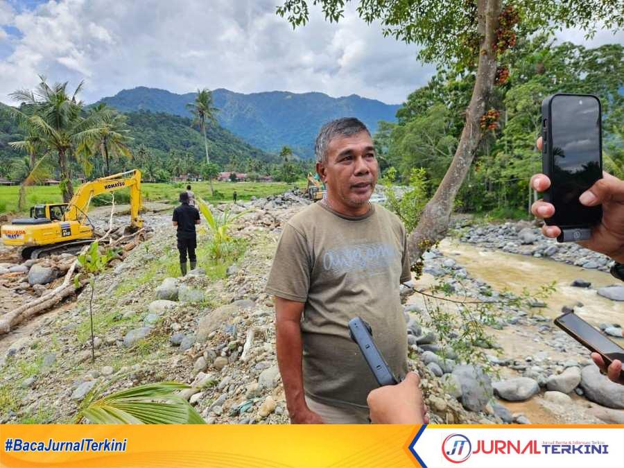 Gubernur Sumbar, Mahyeldi Ansharullah terjunkan 3 alat berat pulihkan tanggul jebol di Kuranji. (Foto Adpim Sumbar).