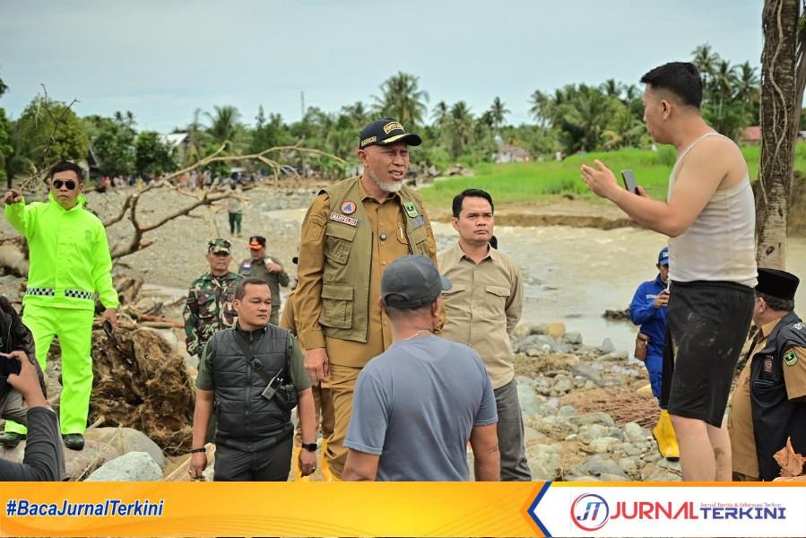 Gubernur Sumbar, Mahyeldi Ansharullah tinjau lokasi terdampak banjir. (Foto Adpim Sumbar).