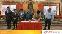 Gubernur Sumbar, Mahyeldi (kanan) menandatangani Nota Kesepakatan Perubahan KUA dan Perubahan PPAS 2026 Gubernur Sumbar, Mahyeldi (kanan) menandatangani Nota Kesepakatan Perubahan KUA dan Perubahan PPAS 2026 serta Nota Kesepakatan KUA-PPAS TA 2027 ). (Foto: Makopim/Adp)