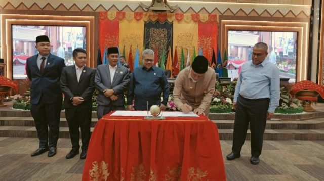 Gubernur Sumbar, Mahyeldi (kanan) menandatangani Nota Kesepakatan Perubahan KUA dan Perubahan PPAS 2026 serta Nota Kesepakatan KUA-PPAS TA 2027 ). (Foto: Makopim/Adp)