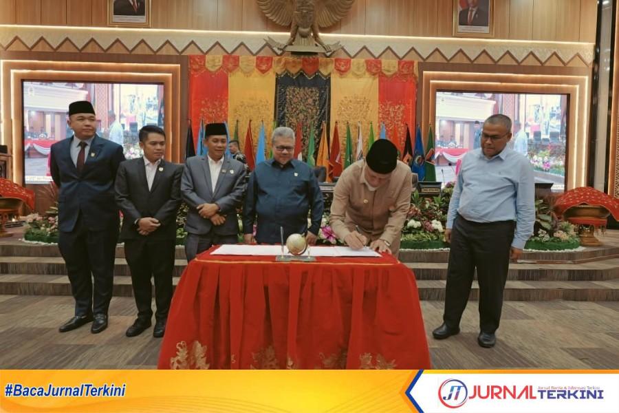 Gubernur Sumbar, Mahyeldi (kanan) menandatangani Nota Kesepakatan Perubahan KUA dan Perubahan PPAS 2026 serta Nota Kesepakatan KUA-PPAS TA 2027 ). (Foto: Makopim/Adp)
