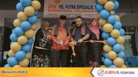 Gubernur Sumbar, Mahyeldi (kiri) di dampingi oleh CEO Putra Hospital Melaka Encik Mohd Zahiruddin (kanan) pemotongan pita tanda peresmian kantor kaloborasi medis Putra Hospital Melaka dan Universitas Fort De Kock (Foto: Makopim/Adp)