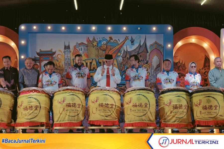Gubernur Sumbar, Mahyeldi saat membuka acara Kota Tua Festival 2026, Padang, HTT Kawasan Kota Tua (Foto: Makopim/Adp).