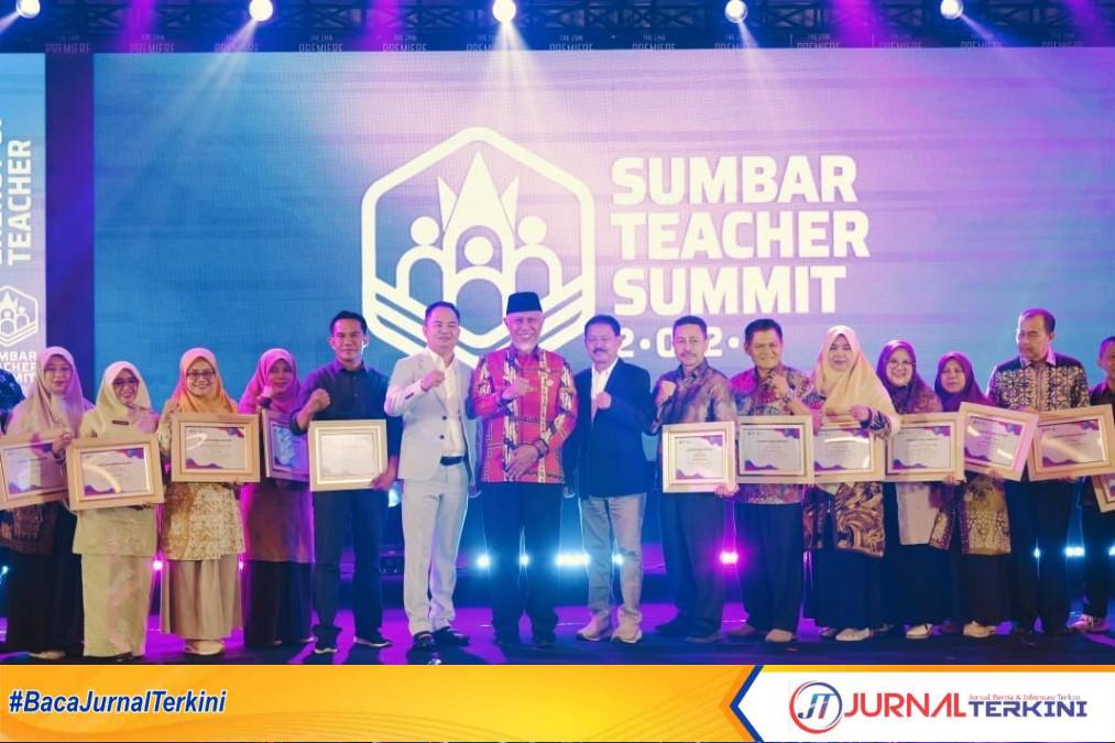 Foto: Gubernur Sumbar, Mahyeldi (kiri) menerima piagam Indonesia inspiring Teacher (Foto: Makopim/Adp)