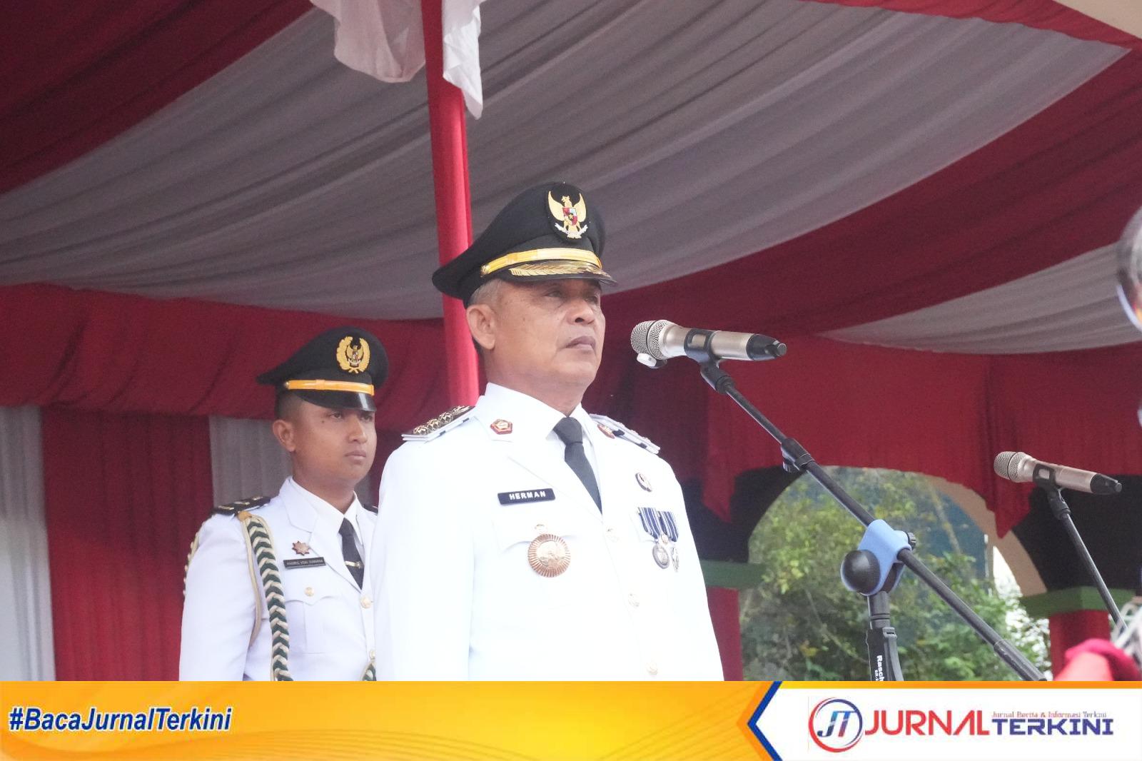 Ket Foto: Bupati Inhil H Herman saat memberikan amanat upacara bendera 17 Agustus