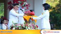 Gubernur Sumbar, Mahyeldi menyerahkan Bendera Pusaka Merah Putih kepada Pasukan Pengibar Bendera saat Upacara Peringatan HUT ke-81 Kemerdekaan Republik Indonesia di Halaman Istana Gubernur Sumatera Barat (Foto: Biro Adpim/David)