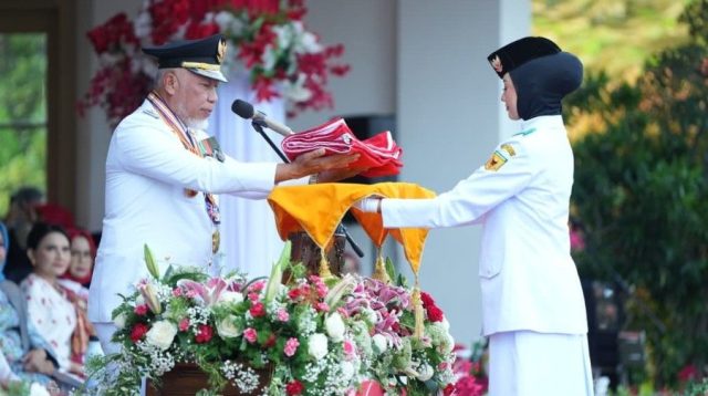 Gubernur Sumbar, Mahyeldi menyerahkan Bendera Pusaka Merah Putih kepada Pasukan Pengibar Bendera saat Upacara Peringatan HUT ke-81 Kemerdekaan Republik Indonesia di Halaman Istana Gubernur Sumatera Barat (Foto: Biro Adpim/David)