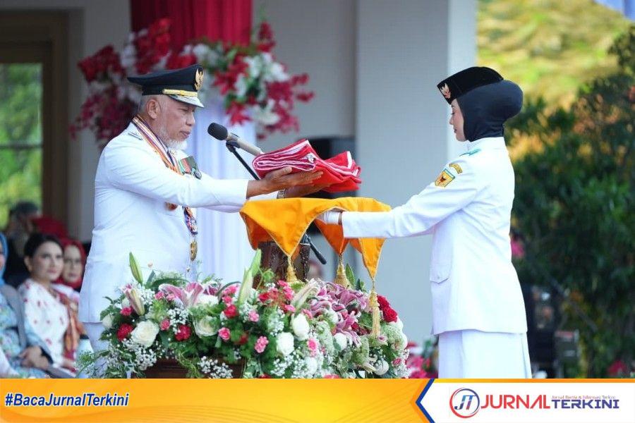 Gubernur Sumbar, Mahyeldi menyerahkan Bendera Pusaka Merah Putih kepada Pasukan Pengibar Bendera saat Upacara Peringatan HUT ke-81 Kemerdekaan Republik Indonesia di Halaman Istana Gubernur Sumatera Barat (Foto: Biro Adpim/David)