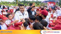 Wakil Gubernur Sumatera Barat, Vasko Ruseimy bersama masyarakat setelah menjadi Inspketur Upacara Peringatan HUT ke-81 Kemerdekaan Republik Indonesia di Kecamatan Kamang Baru, Kabupaten Sijunjung, Senin (17/8/2026). Foto: Biro Adpim/Fikri