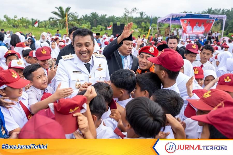 Wakil Gubernur Sumatera Barat, Vasko Ruseimy bersama masyarakat setelah menjadi Inspketur Upacara Peringatan HUT ke-81 Kemerdekaan Republik Indonesia di Kecamatan Kamang Baru, Kabupaten Sijunjung, Senin (17/8/2026). Foto: Biro Adpim/Fikri