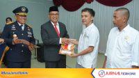 Sekretaris Daerah Provinsi Sumatera Barat Arry Yuswandi menyerahkan Surat Keputusan Remisi bagi salah satu warga binaan Rumah Tahanan kelas II B Padang dalam rangka memperingati HUT RI ke 81 di Rumah Tahanan kelas II B Padang (Foto: Dok. Makopim/David).