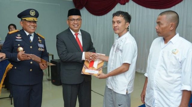 Sekretaris Daerah Provinsi Sumatera Barat Arry Yuswandi menyerahkan Surat Keputusan Remisi bagi salah satu warga binaan Rumah Tahanan kelas II B Padang dalam rangka memperingati HUT RI ke 81 di Rumah Tahanan kelas II B Padang (Foto: Dok. Makopim/David).