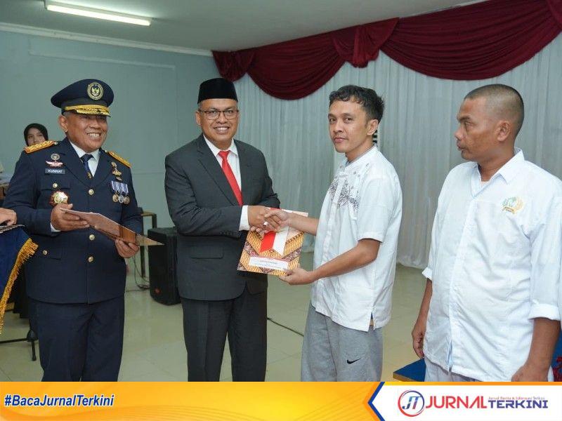 Sekretaris Daerah Provinsi Sumatera Barat Arry Yuswandi menyerahkan Surat Keputusan Remisi bagi salah satu warga binaan Rumah Tahanan kelas II B Padang dalam rangka memperingati HUT RI ke 81 di Rumah Tahanan kelas II B Padang (Foto: Dok. Makopim/David).