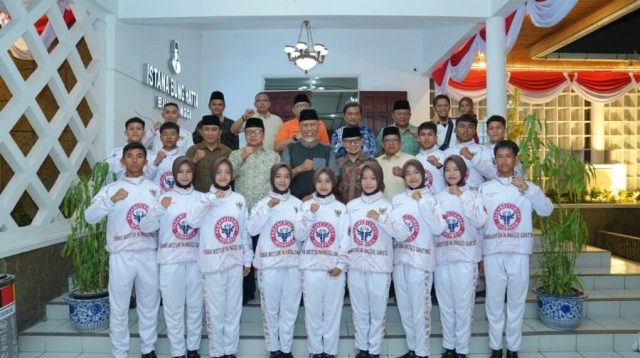 Gubernur Sumbar, Mahyeldi Ansharullah saat melepas kontingen MAN 1 Bukittinggi ke LKBB-PB Nasional di MPR RI. (Foto: Adpim Sumbar).