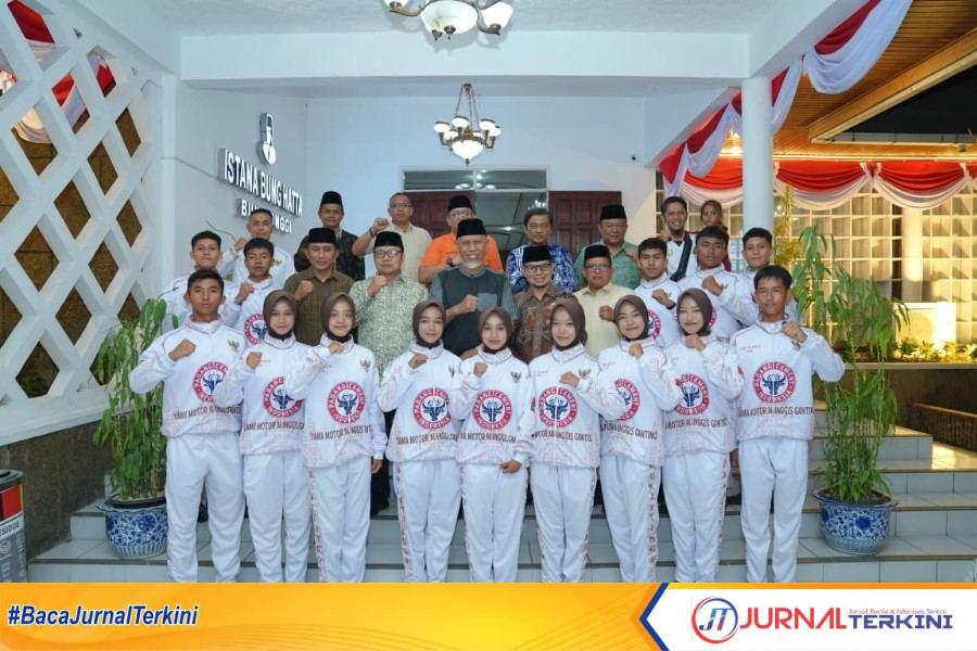 Gubernur Sumbar, Mahyeldi Ansharullah saat melepas kontingen MAN 1 Bukittinggi ke LKBB-PB Nasional di MPR RI. (Foto: Adpim Sumbar).