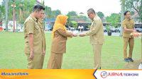 IMG-20260831-WA0005-100kb Sekdaprov Sumbar, Arry Yuswandi saat memberikan penghargaan kepada ASN Sekretariat Daerah berprestasi. (Foto: Makopim Sumbar).