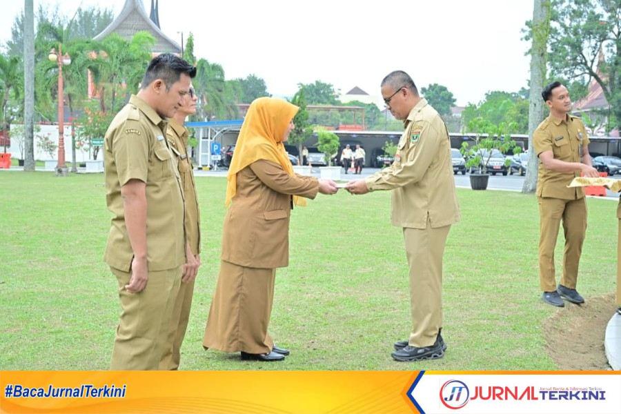 Sekdaprov Sumbar, Arry Yuswandi saat memberikan penghargaan kepada ASN Sekretariat Daerah berprestasi. (Foto: Makopim Sumbar).