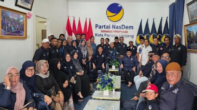Konsolidasi struktur Partai NasDem Kota Padang Panjang bersama Anggota DPR RI M. Shadiq Pasadigoe. (Foto: Tim SP)