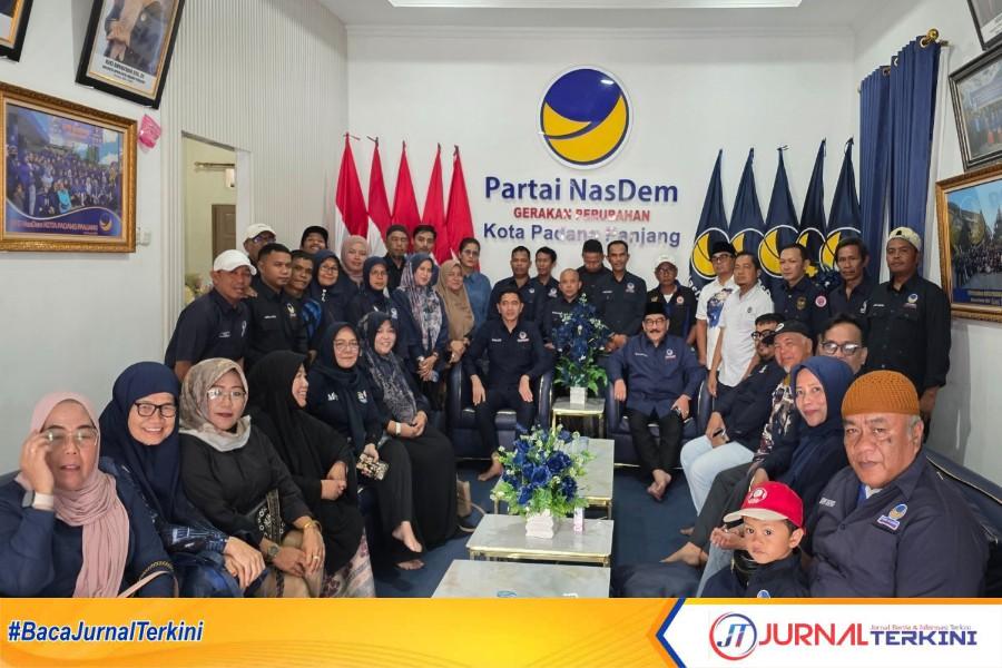 Konsolidasi struktur Partai NasDem Kota Padang Panjang bersama Anggota DPR RI M. Shadiq Pasadigoe. (Foto: Tim SP)