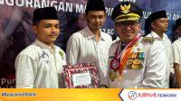 Bupati Tanah Datar, Eka Putra saat memberikan SK Remisi kepada WBP di Rutan Batusangkar. (Foto: Rutan Batusangkar).