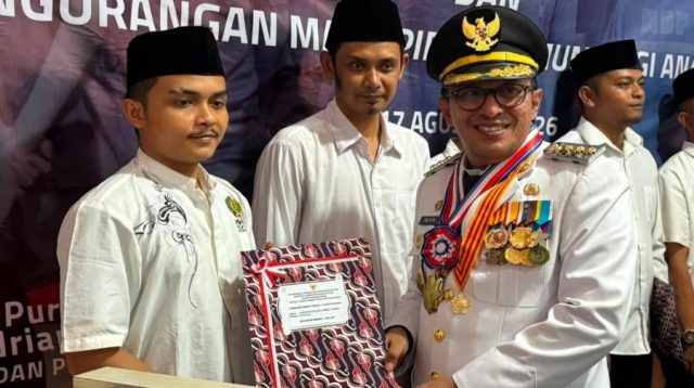 Bupati Tanah Datar, Eka Putra saat memberikan SK Remisi kepada WBP di Rutan Batusangkar. (Foto: Rutan Batusangkar).