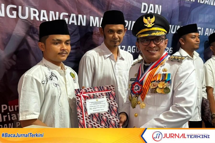 Bupati Tanah Datar, Eka Putra saat memberikan SK Remisi kepada WBP di Rutan Batusangkar. (Foto: Rutan Batusangkar).