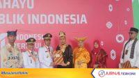 Wali Kota Solok, Ramadhani Kirana Putra, menyerahkan secara simbolis SK Remisi kepada perwakilan warga binaan Lapas Solok. (Foto: Lapas Solok).
