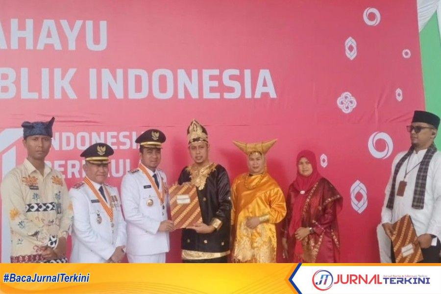 Wali Kota Solok, Ramadhani Kirana Putra, menyerahkan secara simbolis SK Remisi kepada perwakilan warga binaan Lapas Solok. (Foto: Lapas Solok).