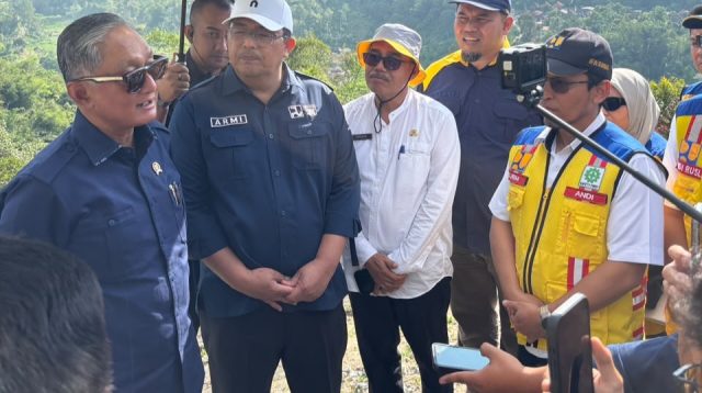 Kepala Dinas BMCKTR Provinsi Sumbar, Armizoprades saat bersama Menteri PU, Dody Hanggodo belum lama ini (Foto Adpim Sumbar).