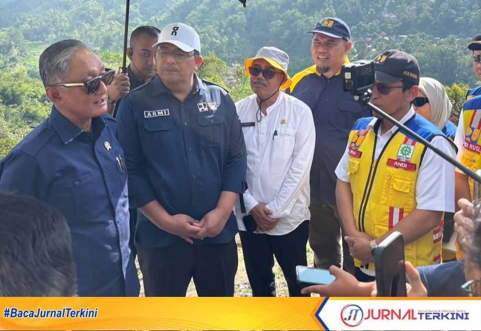 Kepala Dinas BMCKTR Provinsi Sumbar, Armizoprades saat bersama Menteri PU, Dody Hanggodo belum lama ini (Foto Adpim Sumbar).