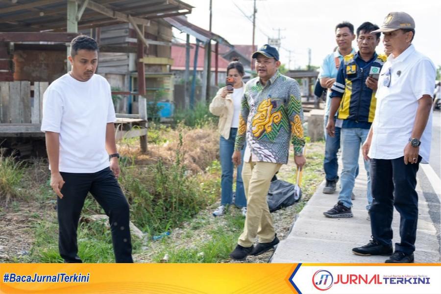 Wagub Sumbar, Vasco Ruseimy saat meninjau lokasi pengerjaan di Nagari Talang, Kabupaten Solok pada Minggu sore. ( Foto Adpim Sumbar).