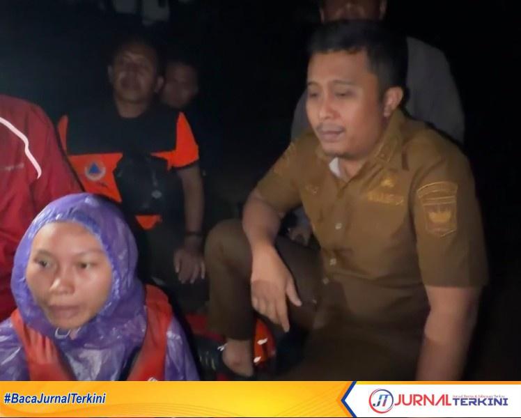 Wagub Sumbar, Vasco Ruseimy saat memimpin evakuasi korban nanjir di Padang. (Foto Adpim Sumbar).