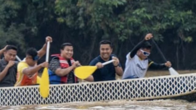 Wagub Sumbar, Vasko Ruseimy saat mencoba langsung pelaksanaan Selaju Sampan Pulai. (Foto: Adpim Sumbar).