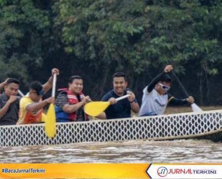 Wagub Sumbar, Vasko Ruseimy saat mencoba langsung pelaksanaan Selaju Sampan Pulai. (Foto: Adpim Sumbar).