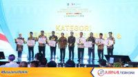 Wagub Sumbar, Vasko Ruseimy saat menerima penghargaan dari Mendagri, Tito Karnavian ( Foto: Adpim Sumbar).