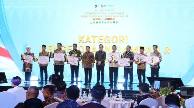 Wagub Sumbar, Vasko Ruseimy saat menerima penghargaan dari Mendagri, Tito Karnavian ( Foto: Adpim Sumbar).