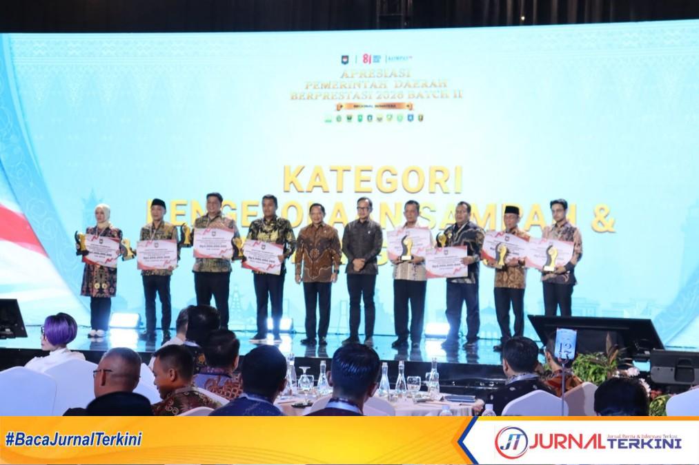 Wagub Sumbar, Vasko Ruseimy saat menerima penghargaan dari Mendagri, Tito Karnavian ( Foto: Adpim Sumbar).