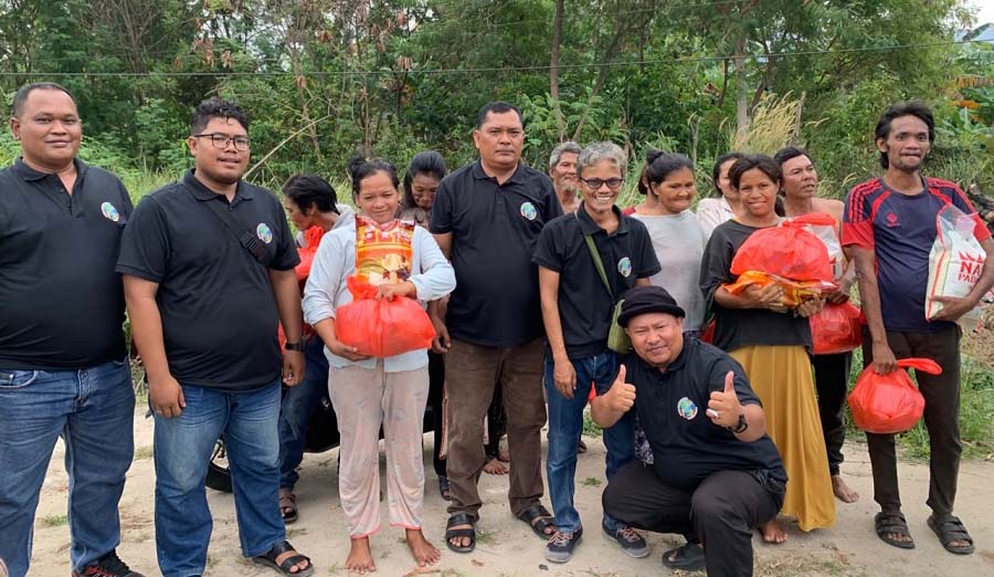 bakti sosial berbagi sembako IWO Karimun