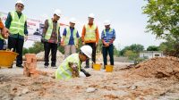 Bupati Karimun Iskandarsyah meletakkan batu pertama pembangunan kantor Badan Pusat Statistik (BPS) Karimun