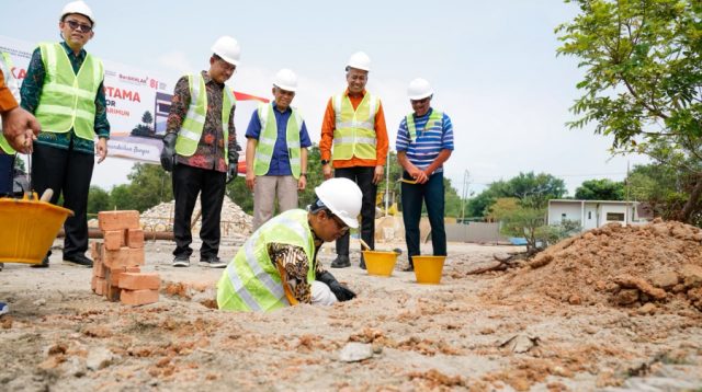 Bupati Karimun Iskandarsyah meletakkan batu pertama pembangunan kantor Badan Pusat Statistik (BPS) Karimun