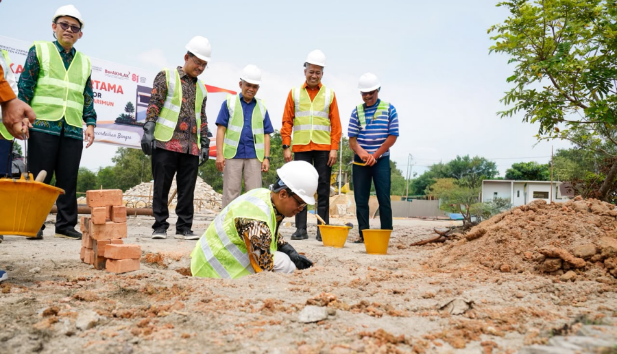 Bupati Karimun Iskandarsyah meletakkan batu pertama pembangunan kantor Badan Pusat Statistik (BPS) Karimun