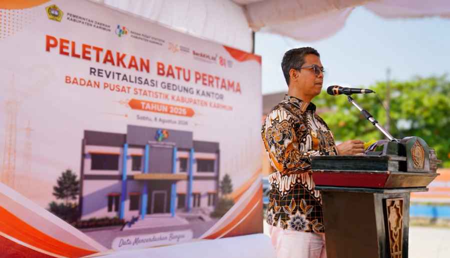 Bupati Karimun Iskandarsyah dalam acara peletakan batu pertama pembangunan kantor BPS