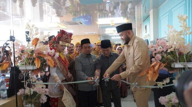 Wali Kota Padang, Fadly Amran saat meresmikan ruang VIP RSUD dr. Rasidin.