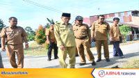Wakil Wali Kota Padang Maigus Nasir saat meninjau ruas jalan lingkungan di Batipuh Panjang, Kota Padang. (Foto: Pemko Padang)