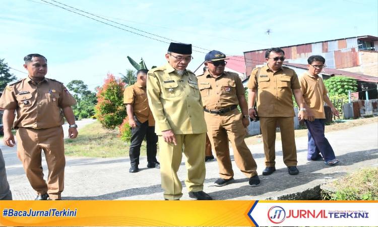 Wakil Wali Kota Padang Maigus Nasir saat meninjau ruas jalan lingkungan di Batipuh Panjang, Kota Padang. (Foto: Pemko Padang)