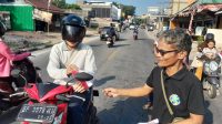 iwo Karimun bagi bendera Ketua Ikatan Wartawan Online (IWO) Karimun membagikan bendera kepada seorang pengendara sepeda motor dalam HUT RI ke-81 yang disejalankan dengan HUT IWO ke-14 di simpang lampu merah Baran, Sabtu (15/8/2026). (Dokumentasi pribadi)