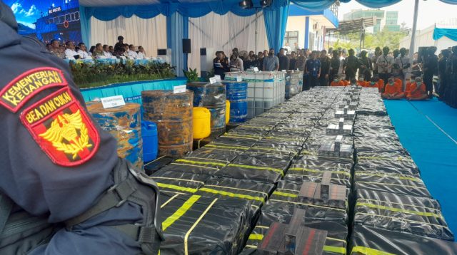 Konferensi pers pengungkapan 2,6 ton sabu cair di Dermaga Bea Cukai Batam, Jumat (21/8/2026).