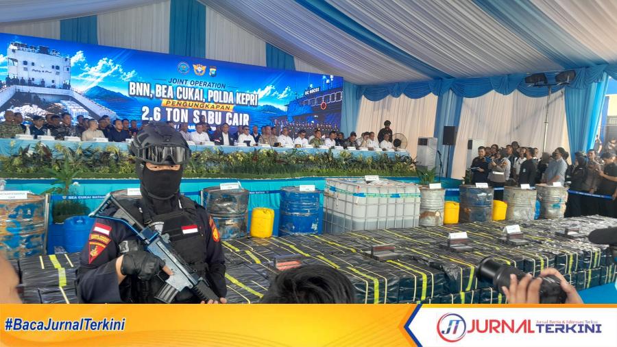 Konferensi pers pengungkapan 2,6 ton sabu cair di Dermaga Bea Cukai Batam, Jumat (21/8/2026).