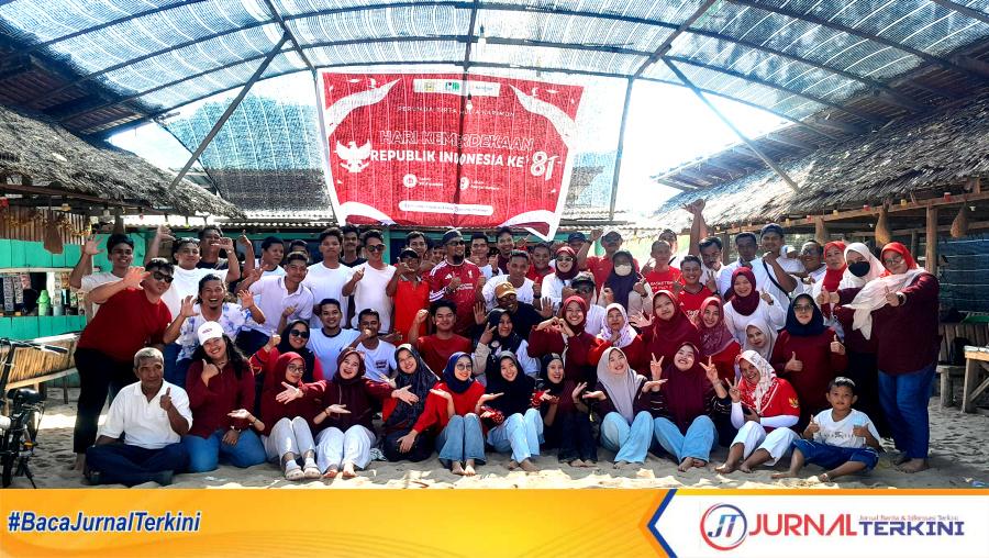Direktur dan segenap karyawan Perumda Tirta Mulia berpose usai menggelar acara memeriahkan HUT ke-81 RI di Pantai Ketam, Desa Pongkar, Sabtu (22/8/2026). (JurnalTerkini.id/rusdi)