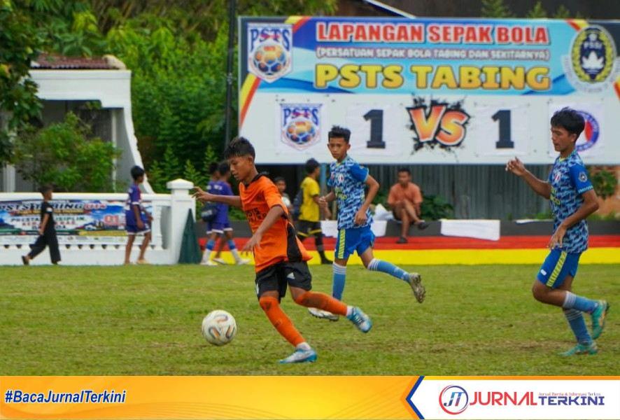 Laga semifinal Turnamen Sepak Bola PSTS Tabing U-14 Piala Wali Kota Padang. (Foto: Pemko Padang)